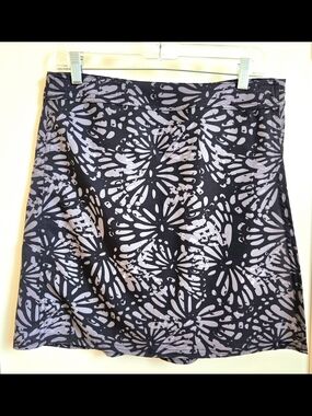 Ripskirt Hawaii Black Skirt with Light Gray Floral Burst Print